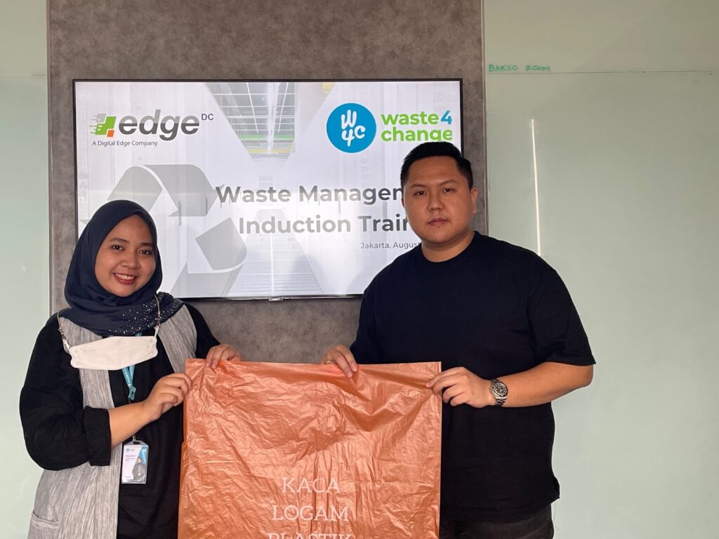 W4C trainer handed over the first waste bag to Digital Edge Indonesia CEO