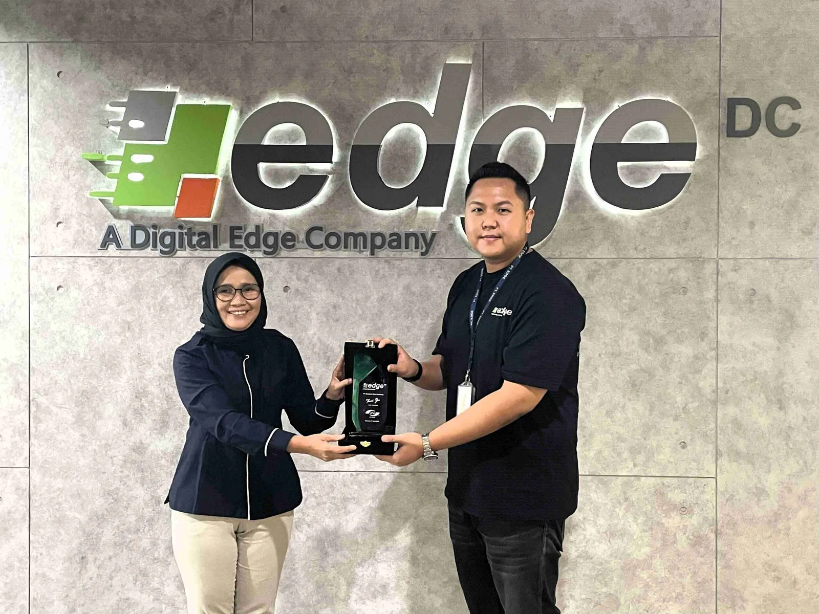 Placard handover from Digital Edge Indonesia to APJII Jakarta