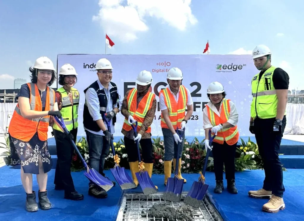 Seremoni Topping Off Menjadi Milestone Proyek Pembangunan EDGE2, Data Center yang Efisien Energi Milik Digital Edge Indonesia